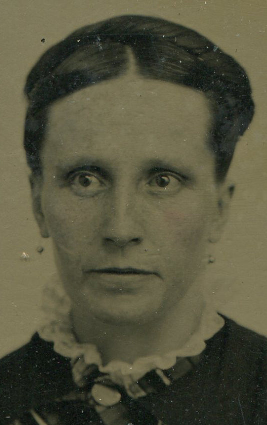 WOMAN W/ MURDER IN HER EYES. TINTED TINTYPE, PERIOD PAPER MAT.