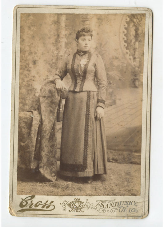 CAB CARD PHOTO LADY W/ PRETTY DRESS FROM SANDUSKY, OH, BY CROSS