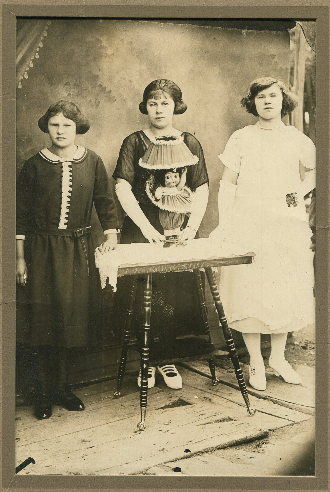 THREE WOMEN POSED WITH CUPIE DOLL LAMP. SILVER PRINT CIRCA 1920-30. OHIO.