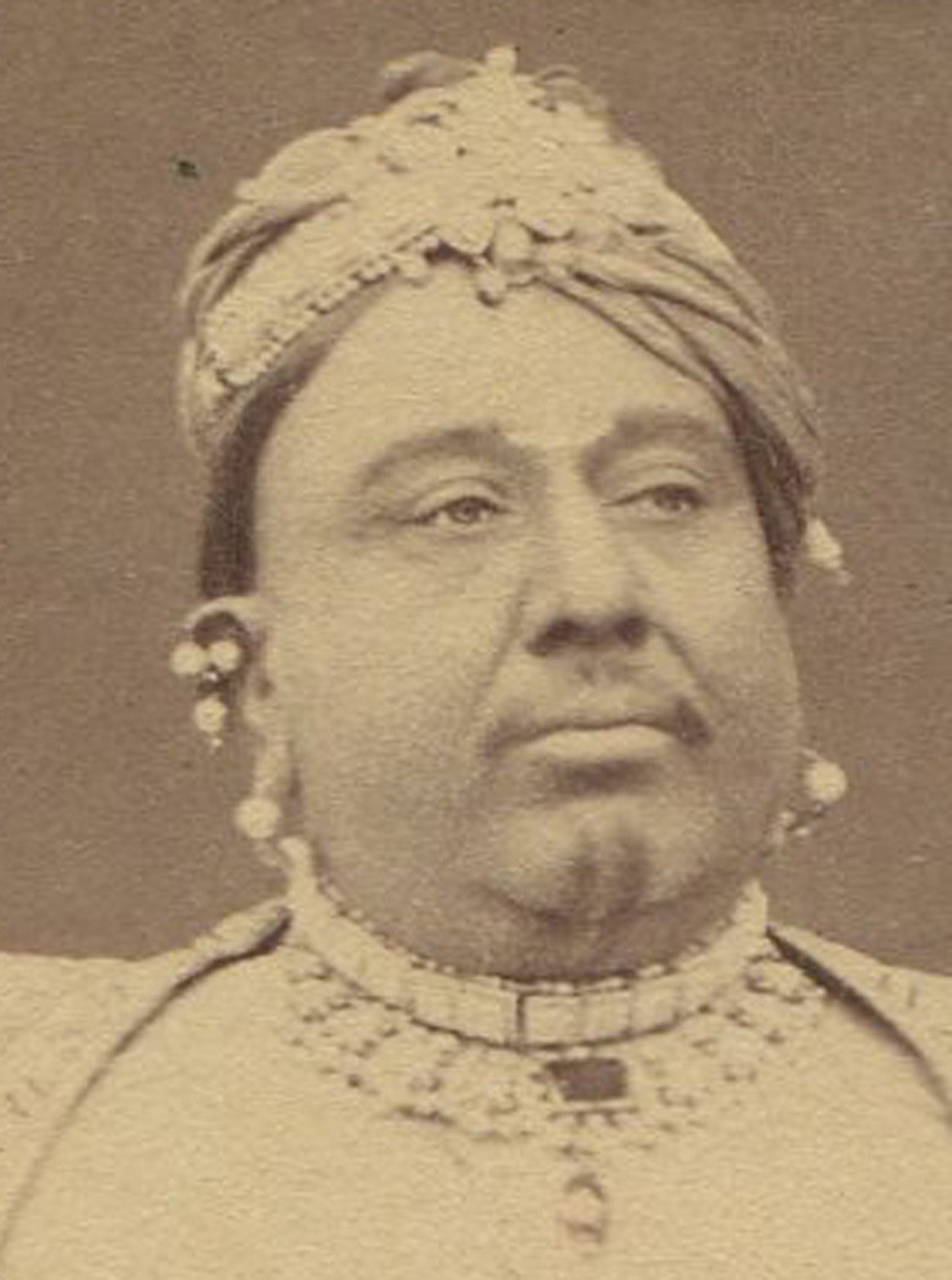 MAN IN ROYAL TRADITIONAL DRESS, 19TH CENTURY INDIA. CDV.