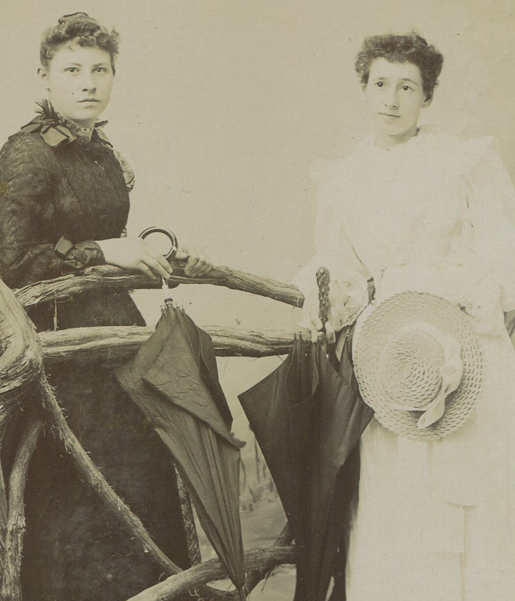 WOMEN POSED WITH UMBRELLAS AND HAT. RAIN DAY. CABINET CARD. WAYNESBURG, PA.