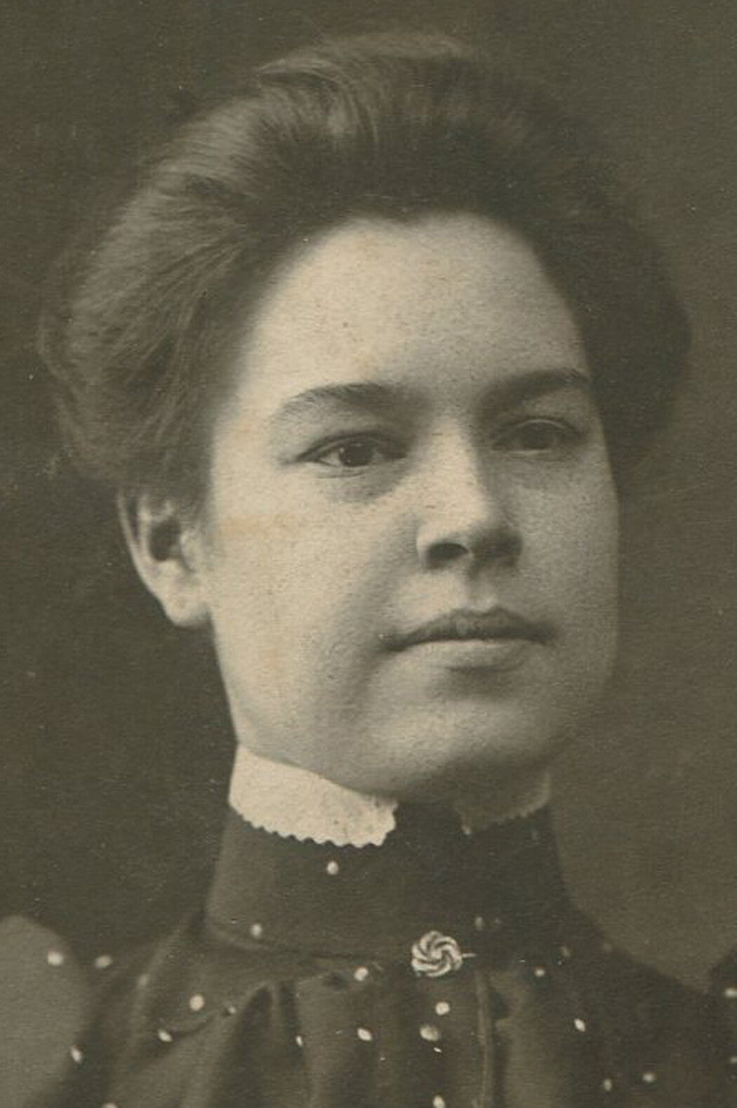 WOMAN IN POLK A DOT DRESS. OVAL SILVER PRINT. CIRCA 1900.