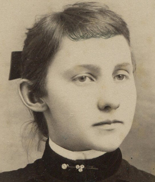 TIRED LOOKING YOUNG WOMAN WITH BOW IN HER HAIR. CABINET CARD.