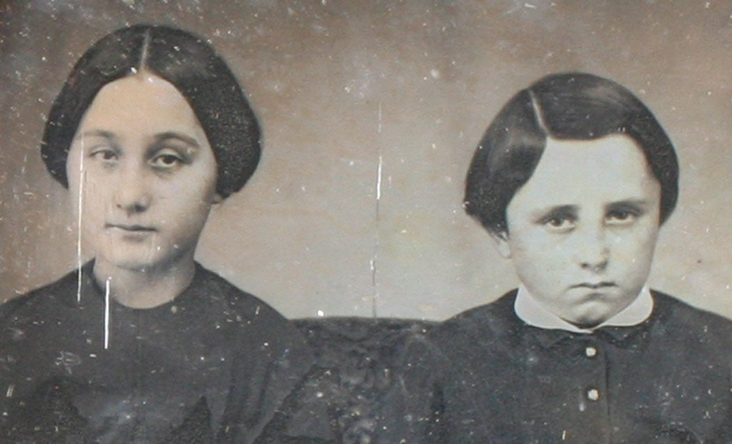 YOUNG SIBLINGS. GOLD TONED DAGUERREOTYPE, HALF PLATE,  UNION CASE.