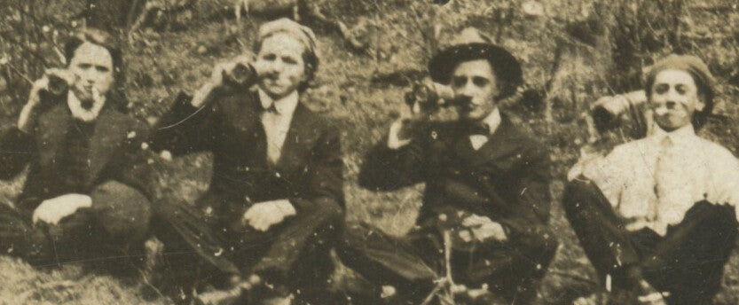 4 MEN SMOKING + DRINKING, VINT PHOTO, HAVING FUN/WINTER SCENE SITTING ON GROUND
