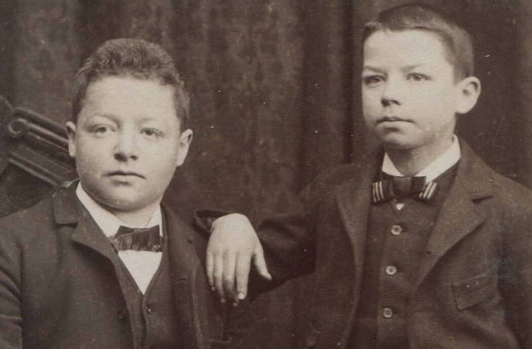 BROTHERS IN SUITS. GREW TO BECOME INVESTMENT SWINDLERS. CABINET CARD. CHICAGO.