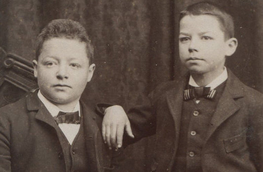 BROTHERS IN SUITS. GREW TO BECOME INVESTMENT SWINDLERS. CABINET CARD. CHICAGO.