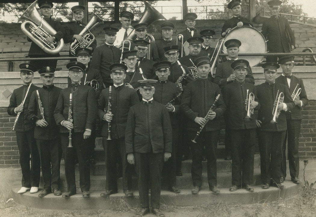 HAMILTON, OHIO, MUNICIPAL BAND.  MEN IN UNIFORM WITH MUSICAL INSTRUMENTS.