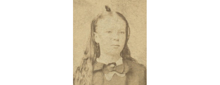 STUDIO PORTRAIT LADY W/ LONG HAIR + PRETTY DRESS
