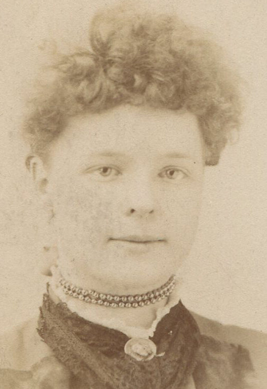 WOMAN IN BEADED CHOKER, FRIZZY BANGS. CABINET CARD. SCOTTDALE, PA.
