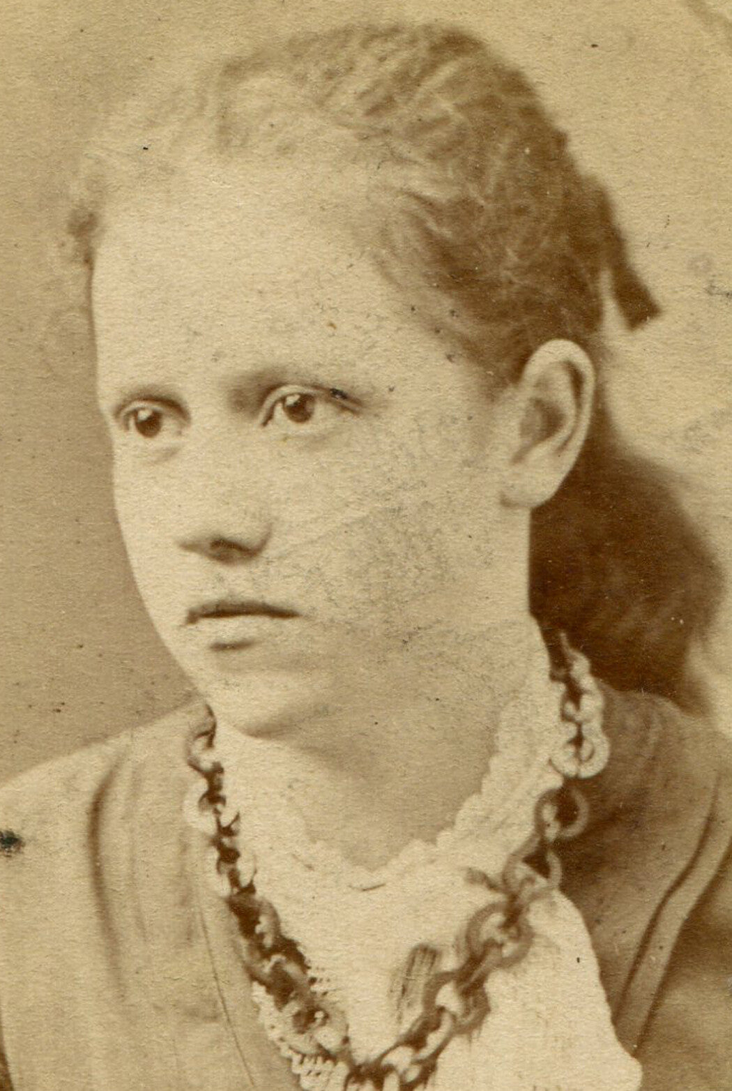 BEADY EYED WOMAN, CHAIN LINKED NECKLACE. CDV. ST. LOUISVILLE.