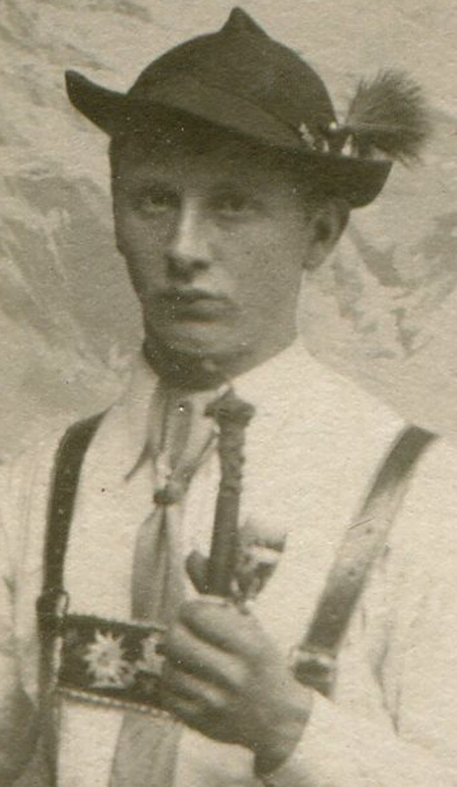MAN IN LEDERHOSEN WITH PIPE. CDV. GERMANY.