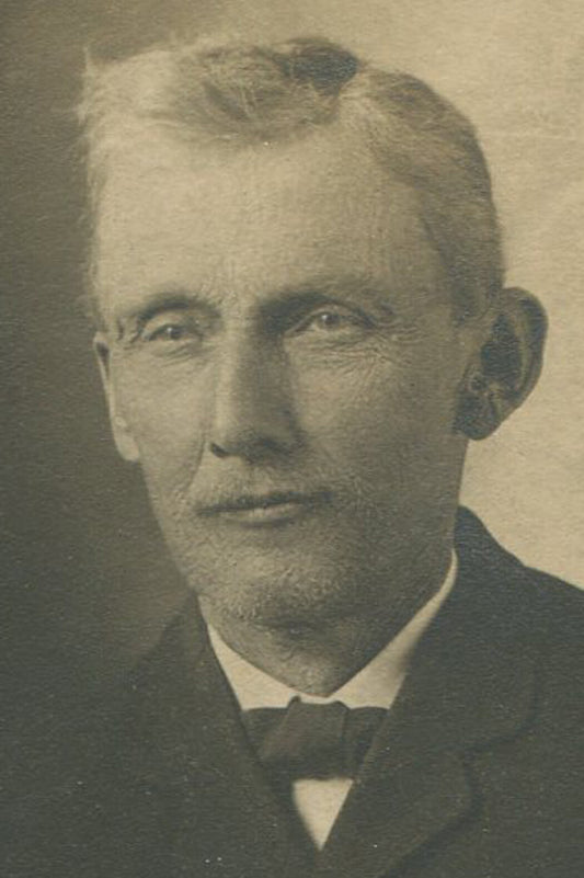 VERY HANDSOME OLD MAN WEARING WIRE RIMMED GLASSES. TONED SILVER PRINT CIRCA 1900