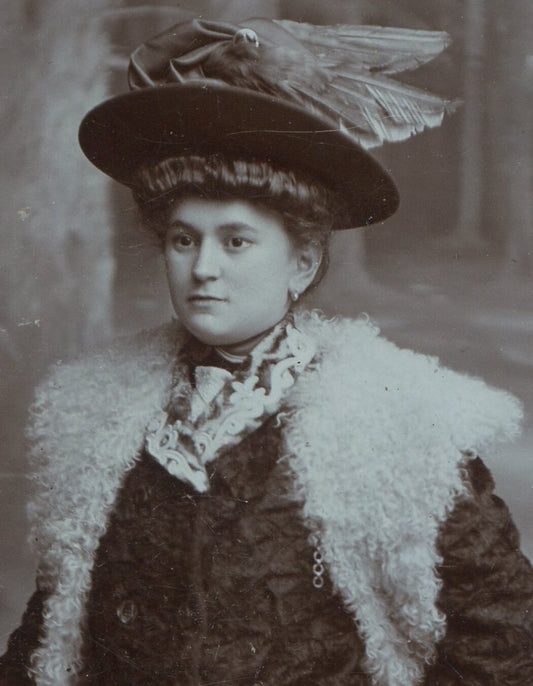 WOMAN IN FASHIONABLE FUR WRAP AND STYLISH BIG HAT. CDV. GERMANY.
