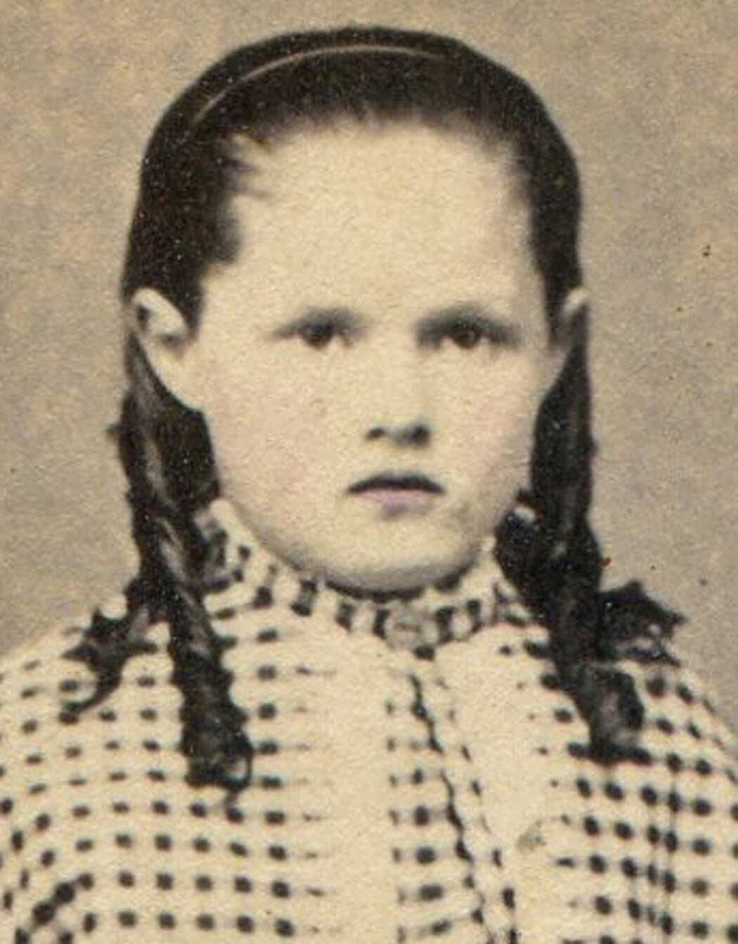 CIVIL WAR ERA. BEAUTIFUL YOUNG GIRL, CHECKERED OUTFIT. TINTED CDV.