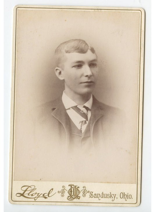 CAB CARD PHOTO MAN FROM SANDUSKY, OH, BY LLOYD, GRAPHIC BACK