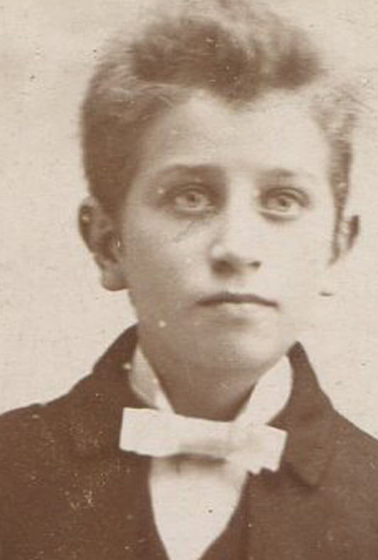 YOUNG BOY IN KNICKERS AND TIE. THEATRICIAL. CABINET CARD. ST LOUIS, MO.