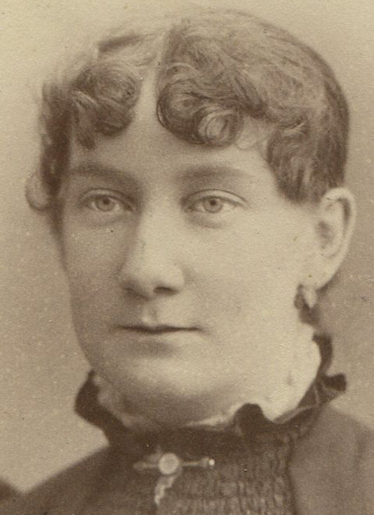 WOMAN , SMALL EYES, CURLY BANGS. CABINET CARD. WATERBURY, CONN.