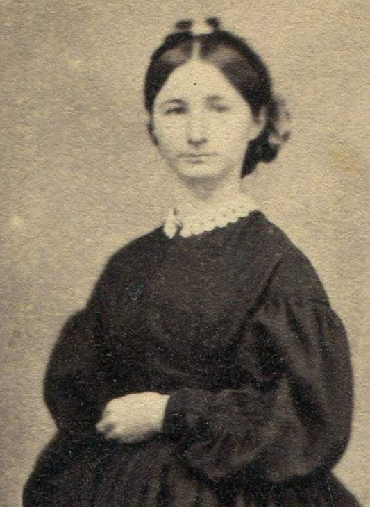 CIVIL WAR ERA CDV. WOMAN STANDING POSE, PUFFY SLEEVED DRESS.