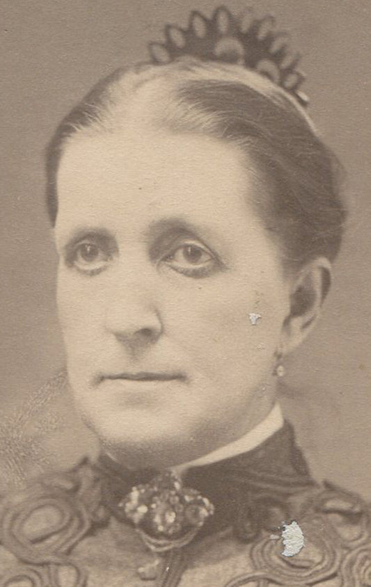 WOMAN WITH ODD EYES AND EMBELLISHED DRESS. CABINET CARD.