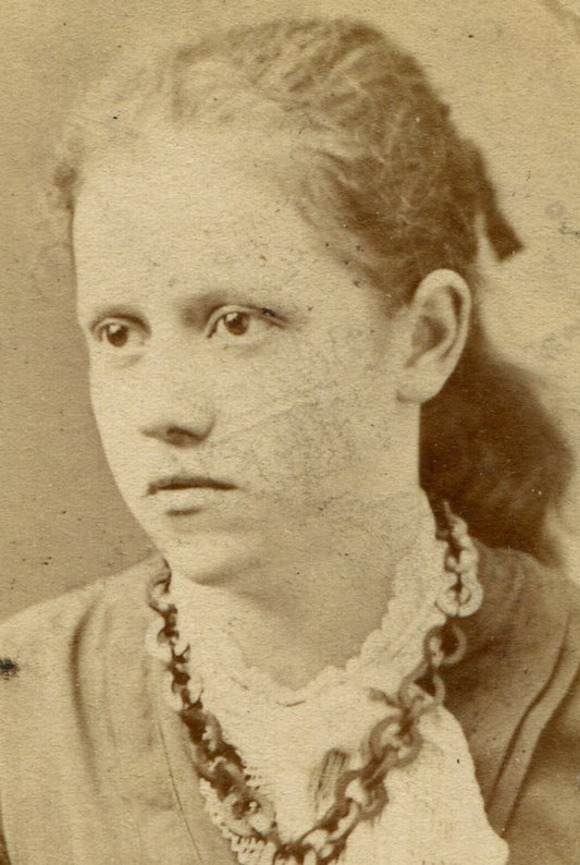 BEADY EYED WOMAN, CHAIN LINKED NECKLACE. CDV. ST. LOUISVILLE.