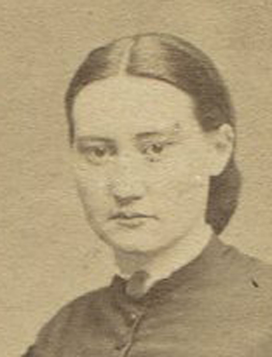 LOVELY WOMAN IN VELVET ACCENTED DRESS. GREAT MAKER MARK. CDV. ALLEGHENY, PA.