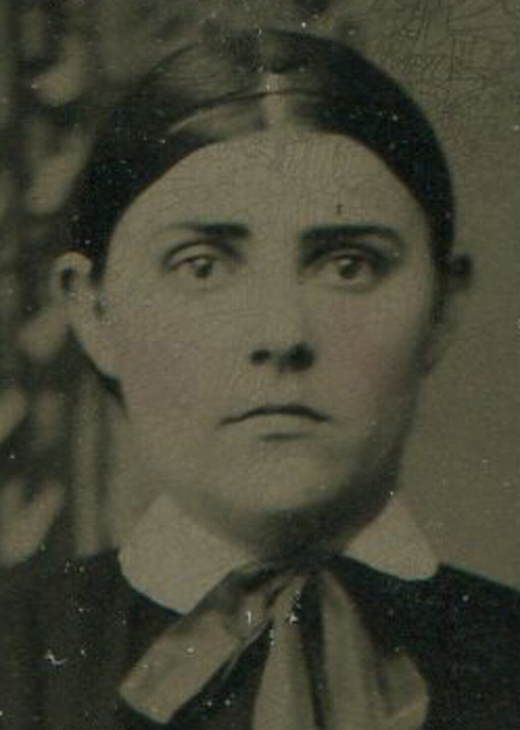 BIG EYED WOMAN, LONG RIBBON BOW TIE. STANDING POSE. TINTYPE.