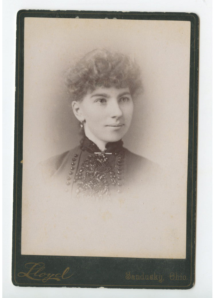 CAB CARD PHOTO LADY W/ PRETTY DRESS FROM SANDUSKY, OH, BY LLOYD