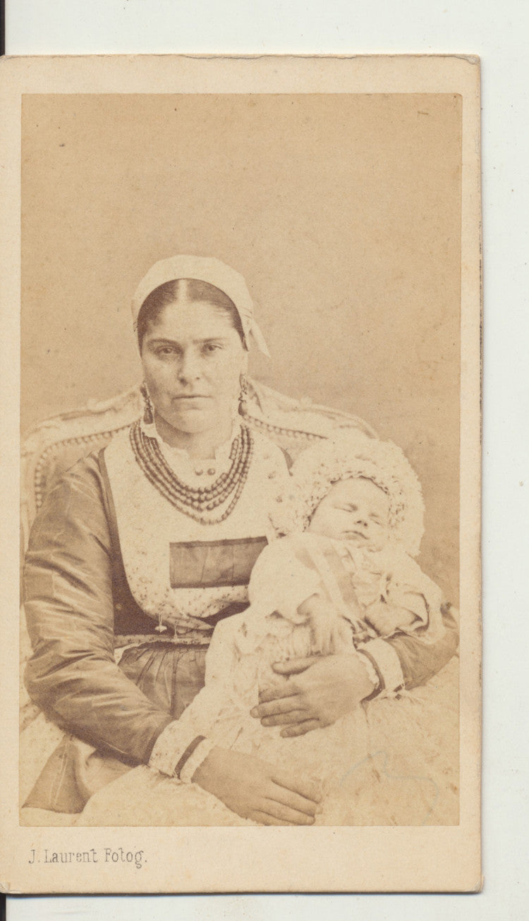 PORTRAIT OF BEAUTIFUL STERN MOTHER W/ BABY IN LARGE BONNET - MADRID, SPAIN