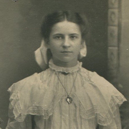 YOUNG WOMAN POSED AT TABLE WITH FLOWERS. CABINET CARD. PITTSBURGH, PA.