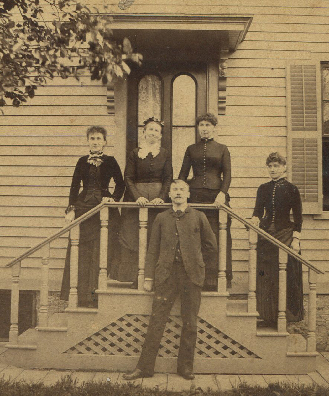 WORKERS POSED AT ENTRANCE TO DRESS MAKERS SHOP. CABINET CARD.