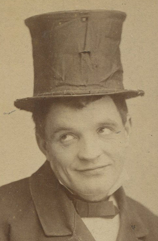 THEATRICAL, MAN IN TOP HAT MUGGING FOR PHOTO. CABINET CARD. LONDON.