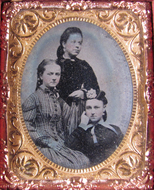 THREE BEAUTIFUL SISTERS. TINTED TINTYPE, 9TH PLATE FULL CASE.