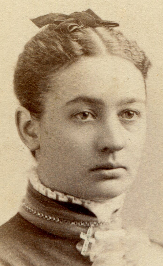 PRETTY YOUNG WOMAN, HIGH COLLAR, CRUCIFIX. CDV. PEORIA, ILL. UNIQUE MAKER MARK.