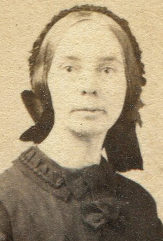 CIVIL WAR ERA CDV. WOMAN, STANDING POSE, RICHLY DETAILED DRESS. BUFFALO, N.Y.