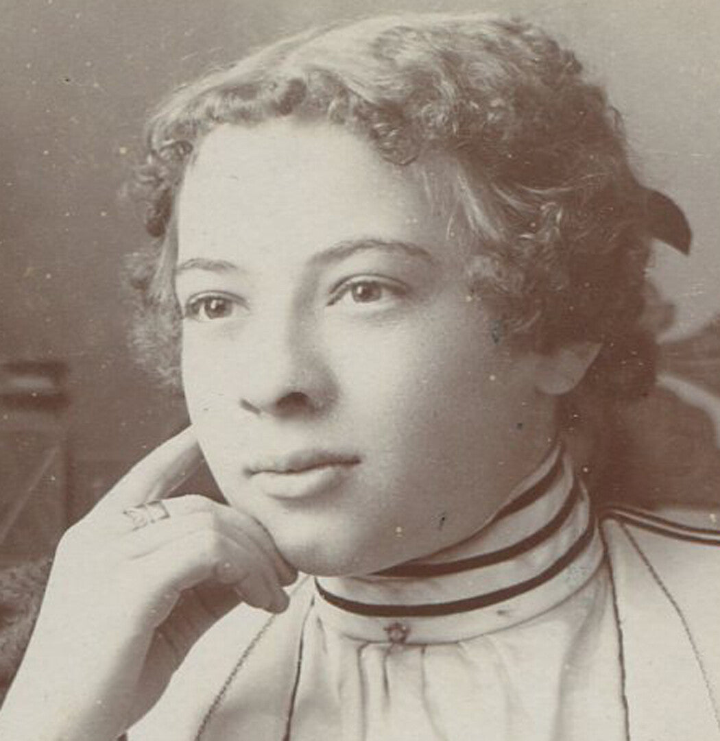 WOMAN, THOUGHTFUL POSE PLOTTING WORLD DOMINATION. CABINET CARD.