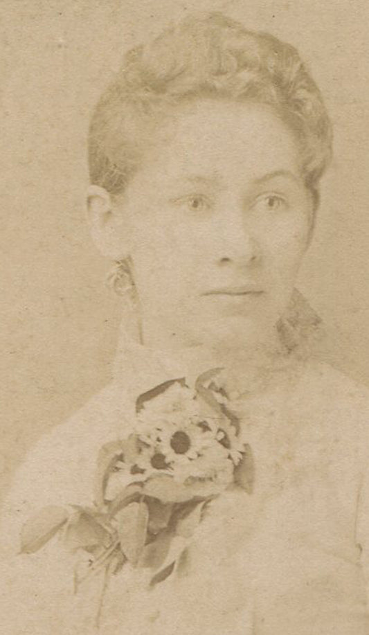 WOMAN WEARING LARGE DAISY CORSAGE. CABINET CARD. CHICAGO, ILL.