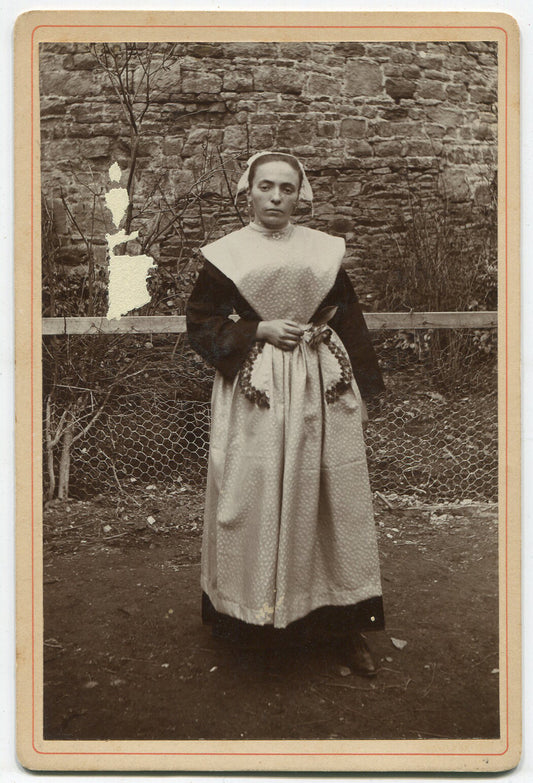 WOMAN IN PILGRIM COSTUME. CABINET CARD.