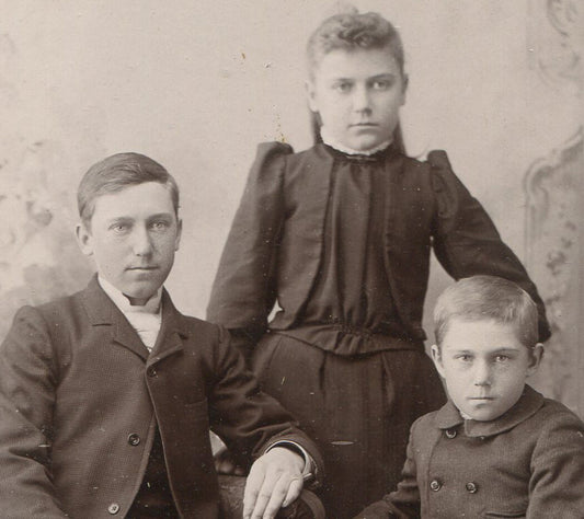 ANGRY BOY WITH YOUNG PARENTS. CABINET CARD. PLANO, ILLINOIS.