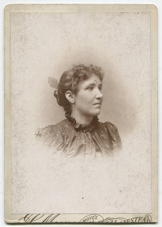 WOMAN WITH WAVY HAIR AND ODD HAIR COMB STICKING OUT. CABINET CARD.