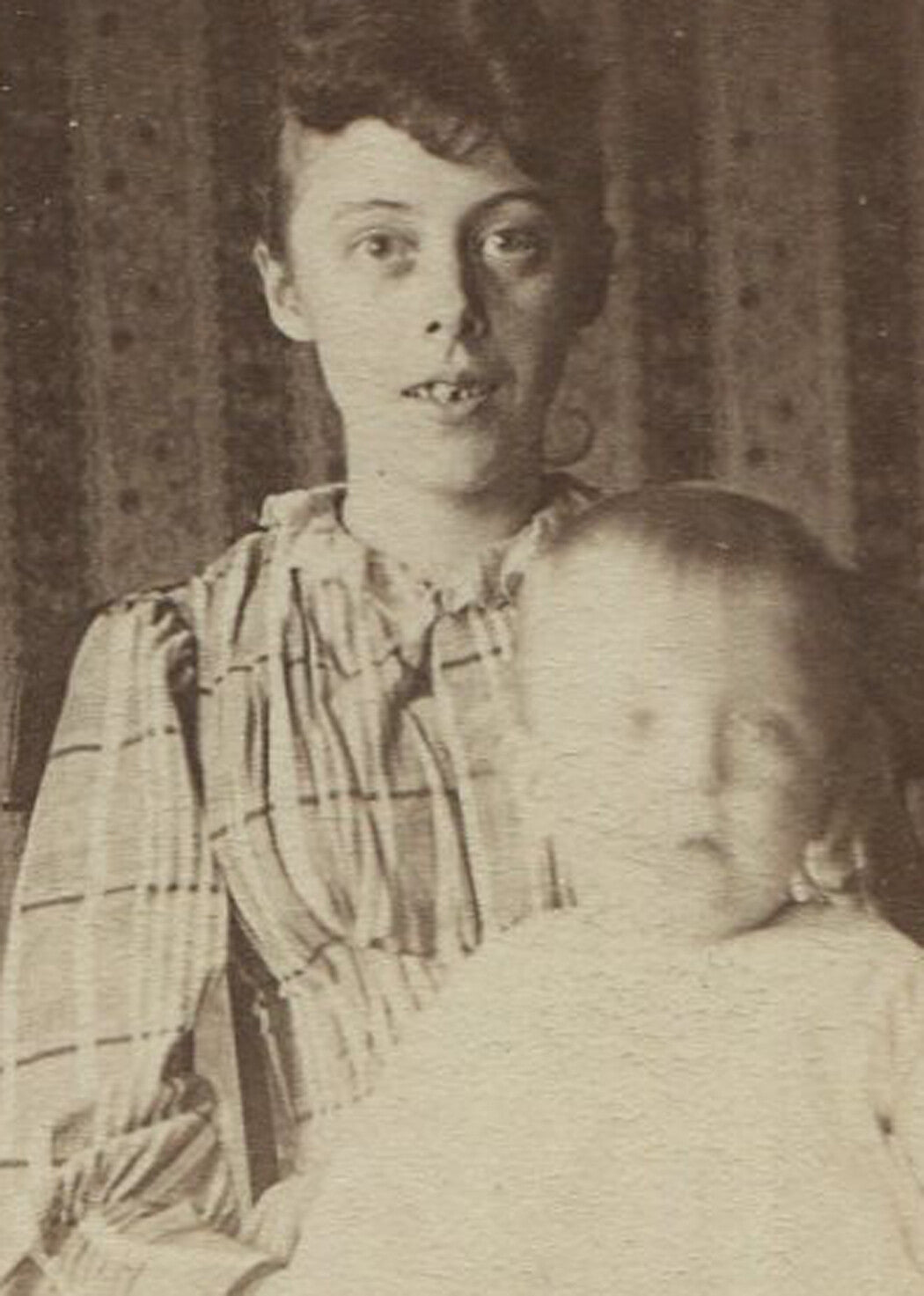 YOUNG BUG EYED WOMAN WITH BABY. INFORMAL SETTING. CABINET CARD.