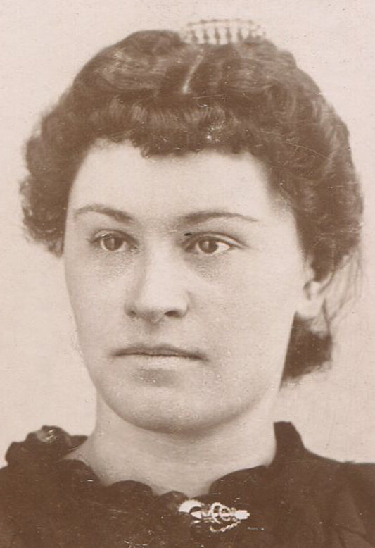 WOMAN THINKING ABOUT WHAT SHE SAW YESTERDAY. CABINET CARD.