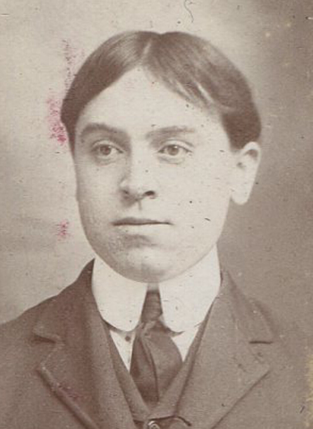 YOUNG MAN WITH BOARD STRAIGHT HAIR, HIGH COLLAR. OVAL SILVER PRINT. CIRCA 1900.