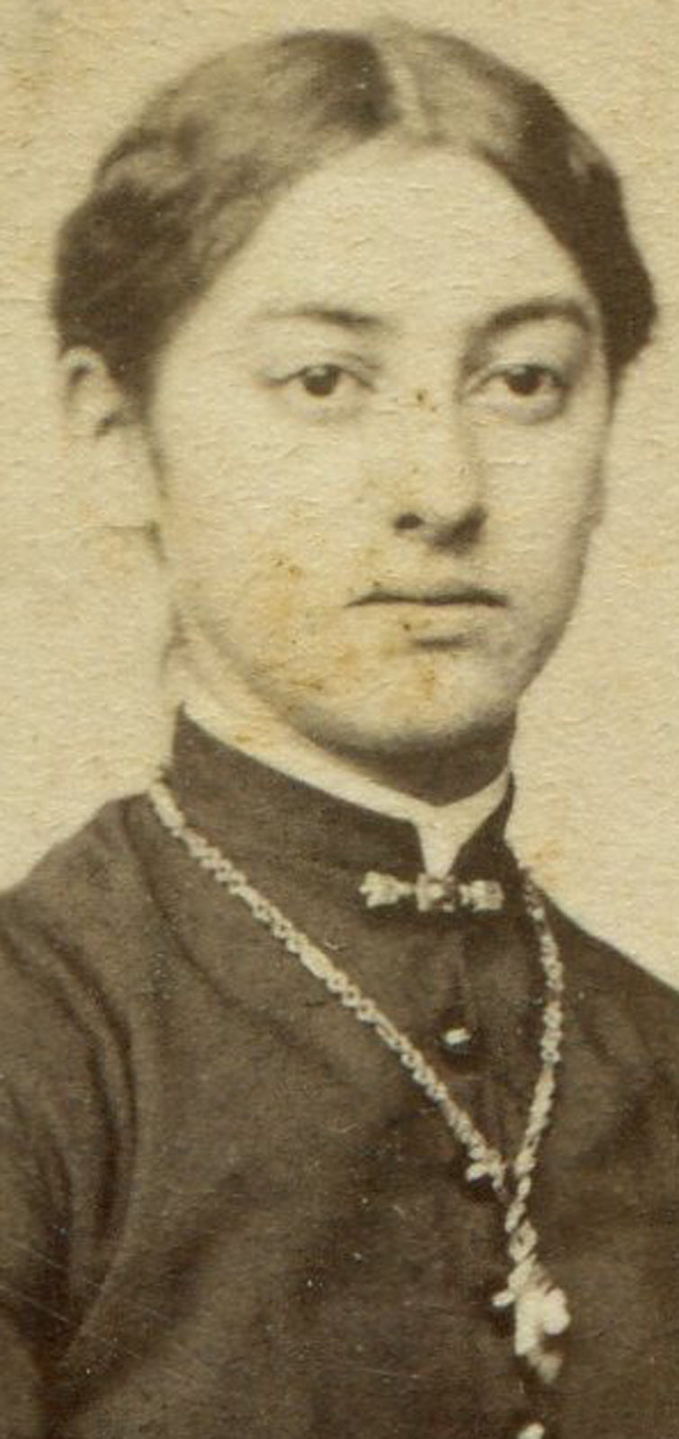 YOUNG WOMAN POSED IN FRONT OF PAINTED BACKGROUND. CDV. BETHLEHEM, PA.