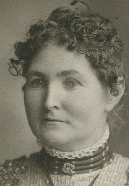 WOMAN W/WAVY HAIR, BUSY DRESS. CABINET CARD.