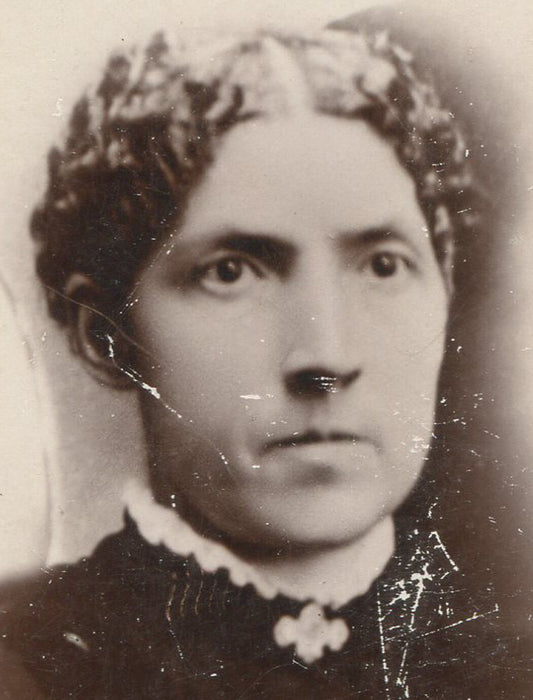 WOMAN W/CURLY HAIR, SLIGHT GRIMACE. CABINET CARD. STERLING, ILL.
