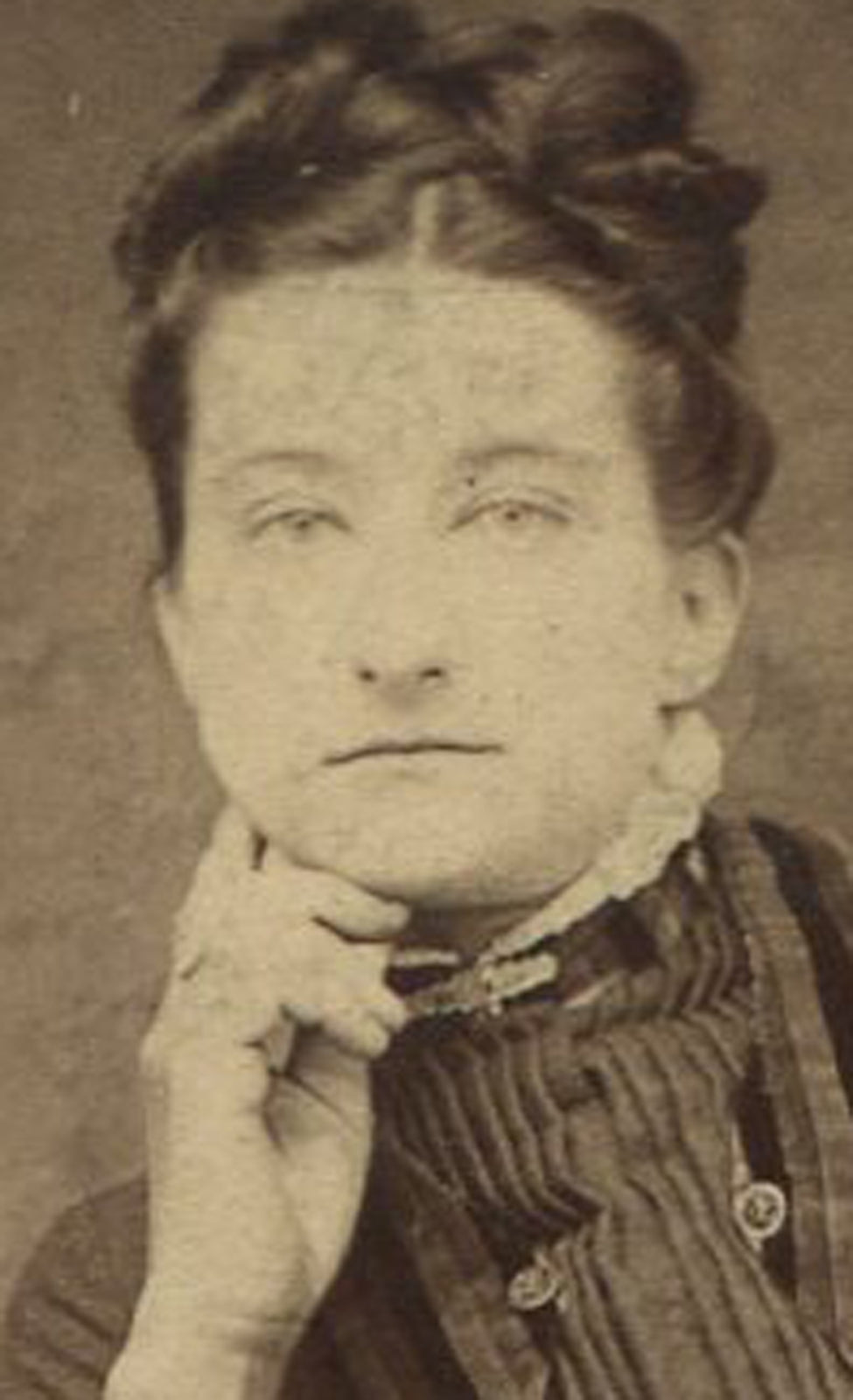 WOMAN, RELAXED POSE LEANING ON BOOKS. CABINET CARD.