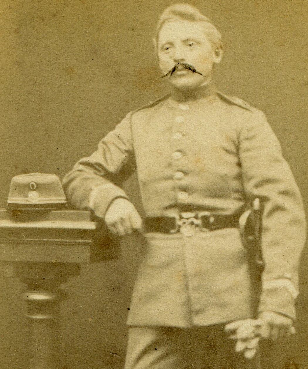 MILITARY, SOLDIER WITH SABER. EUROPEAN. CDV.
