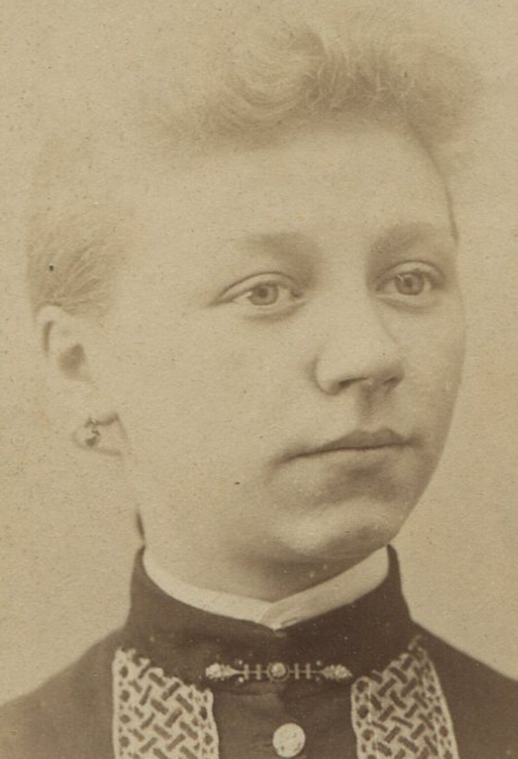 WOMAN WITH RECEDING CHIN, FRIZZY HAIR. CABINET CARD. PITTSBURGH, PA.