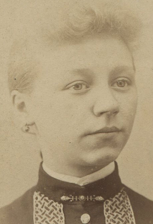WOMAN WITH RECEDING CHIN, FRIZZY HAIR. CABINET CARD. PITTSBURGH, PA.